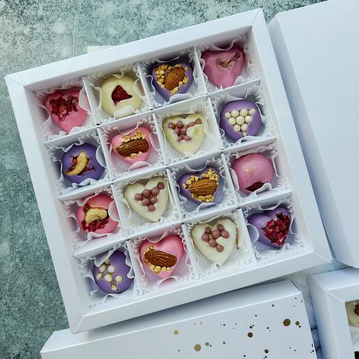 Середня коробка шоколадних цукерок на 16 поділок з білого бельгійського шоколаду