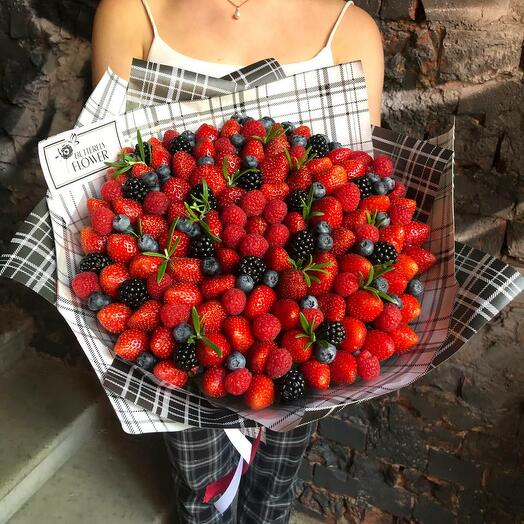 Съедобный букет из клубники, ежевики, малины и голубики в крафте «Ягодный 615»