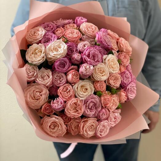 35 rosas arbustivas en forma de peonía en un paquete de diseño