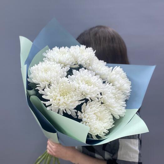 Bouquet with single-headed chrysanthemum