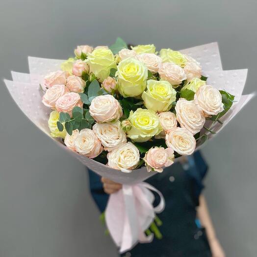 Mezcla de arbustos y rosas de una sola cabeza con eucalipto
