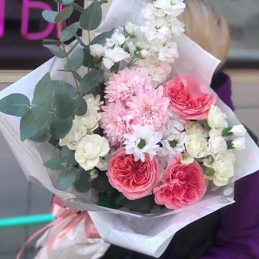 Airy and delicate peony-shaped bouquet