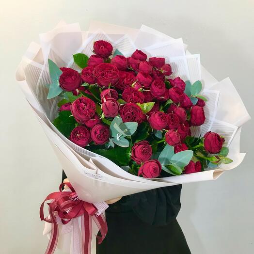 A chic bouquet of peony-shaped Roses "Marun"