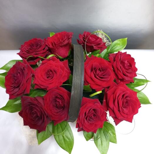 Корзина красных роз