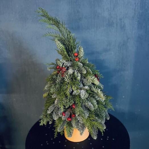 Ёлка новогодняя с шиповником