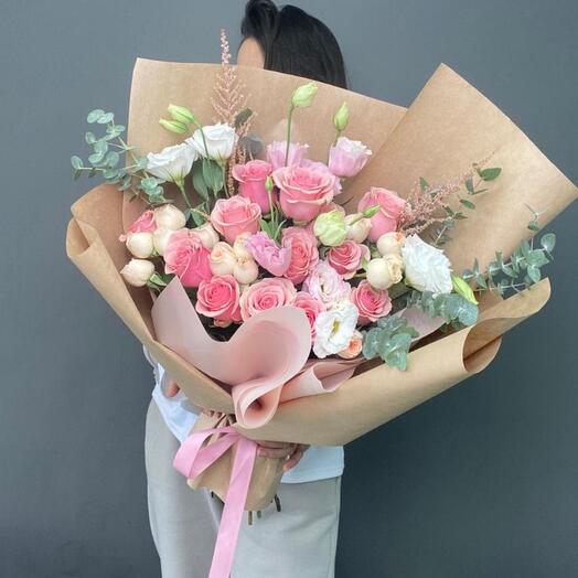 Букет в нежных тонах и строгой бумаге