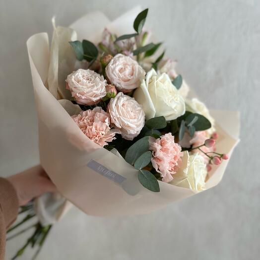 Ramo de rosas blancas y delicados claveles