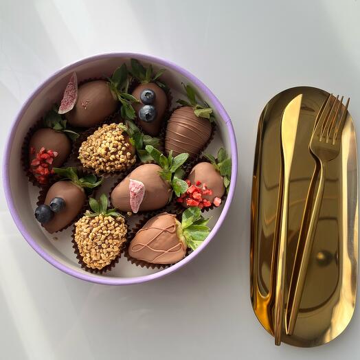 Conjunto de fresas en chocolate con leche belga