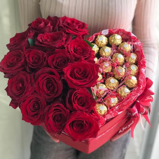 Цветы в коробке «Розы и шоколад «🌹🍫