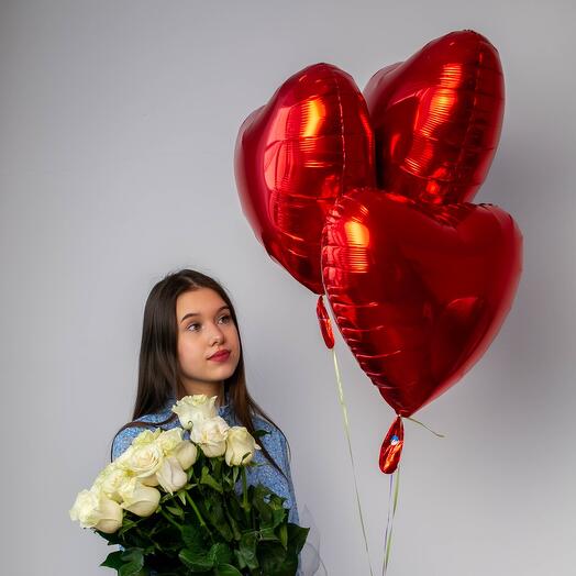 15 белых роз + 3 фольгировпнных шара