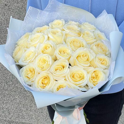 Delicadas rosas de crema en forma de peonía en un paquete azul cielo