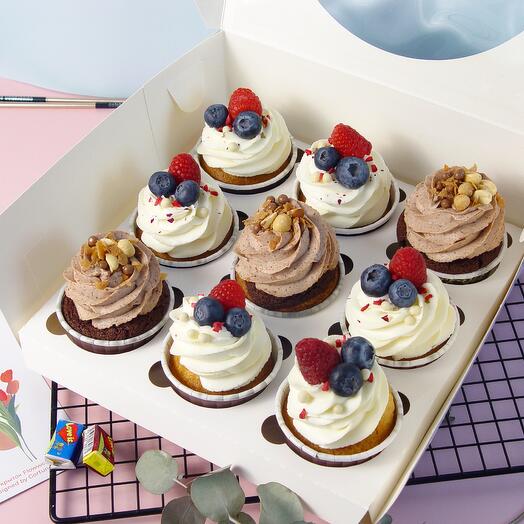 Набір 9 капкейків шоколадні Снікерс з солоною карамеллю і ванільні з ягідною начинкою в подарунок