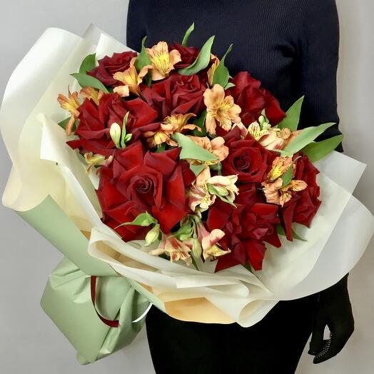 Ramo con rosas y alstroemeria "noche de Fuego"