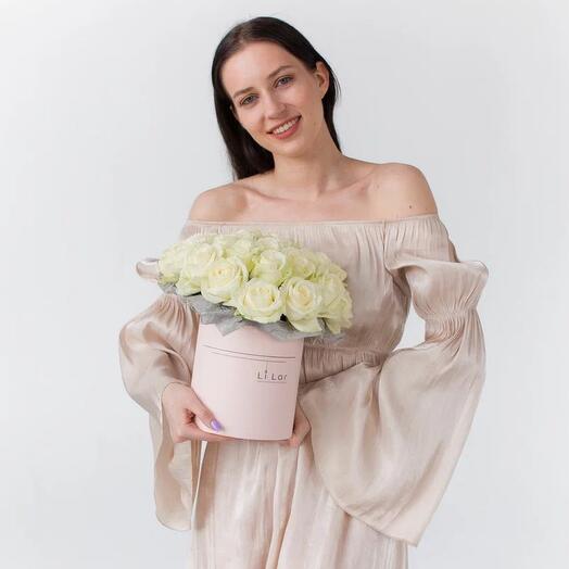 25 white roses in a hatbox 597