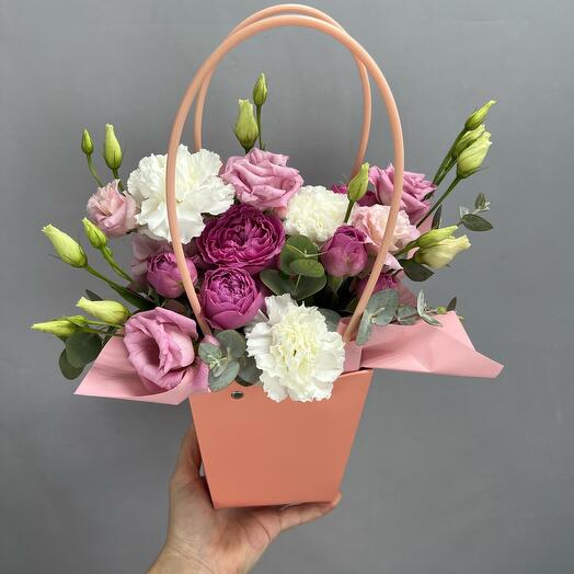 Цветы в розовой сумочке