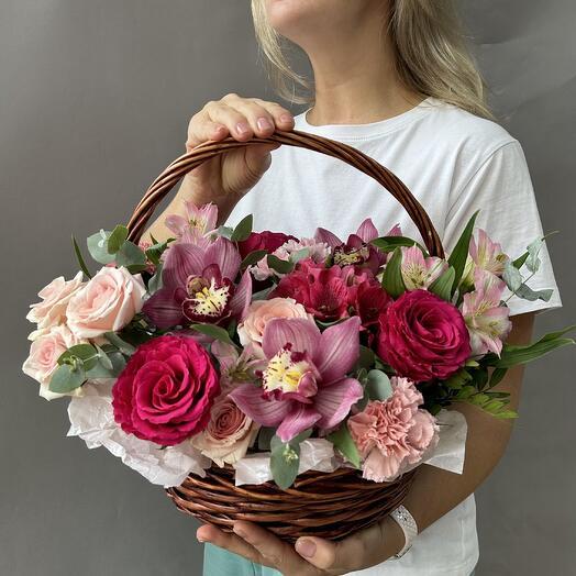 Ramo de rosas rosas en cesta de mimbre🍃️ ramo 192