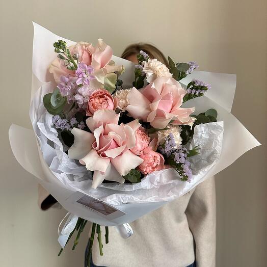 Un delicado ramo de "Tus ojos" con rosas, claveles y estatica