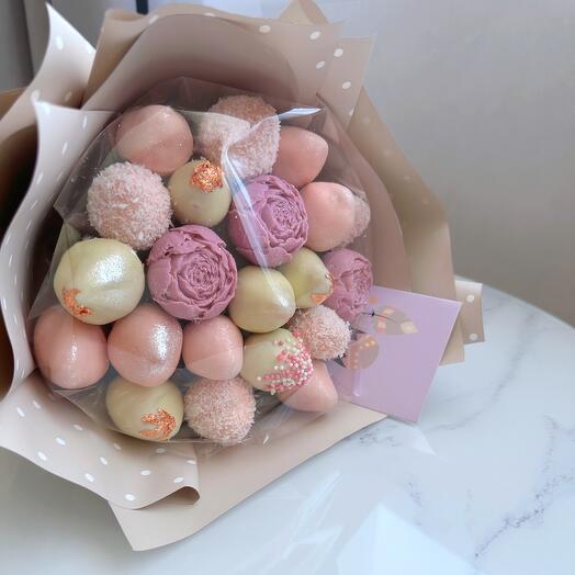 Клубника в шоколаде пионами