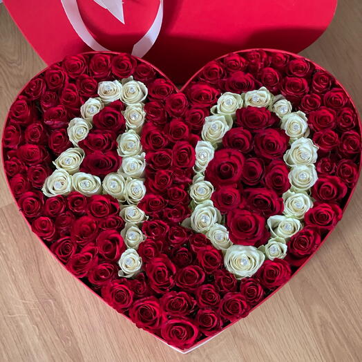 Exquisite Heart-Shaped Box with Red Roses and Number &quot;40&quot; Crafted from White Roses
