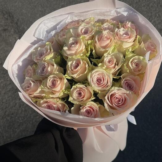 25 нежных кенийских роз