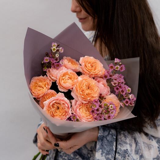 Ramo de peonía. rosas y Chamelatzium
