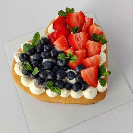 Медовое сердце с клубникой и голубикой