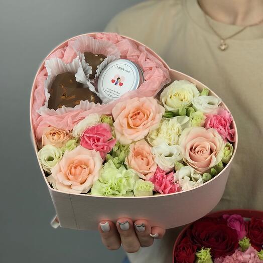 Цветы в коробке со свечой и шоколадом 💝