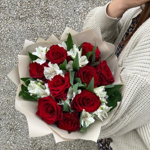 Букет из роз и альстромерий