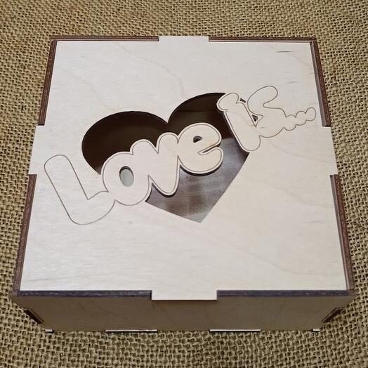 Подарочная коробочка Love is