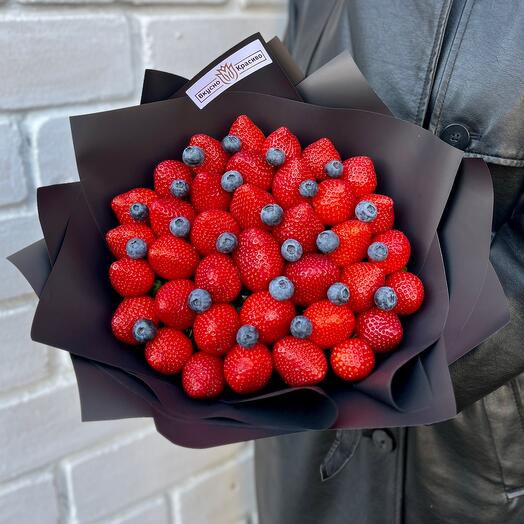 Клубничный букет с голубикой