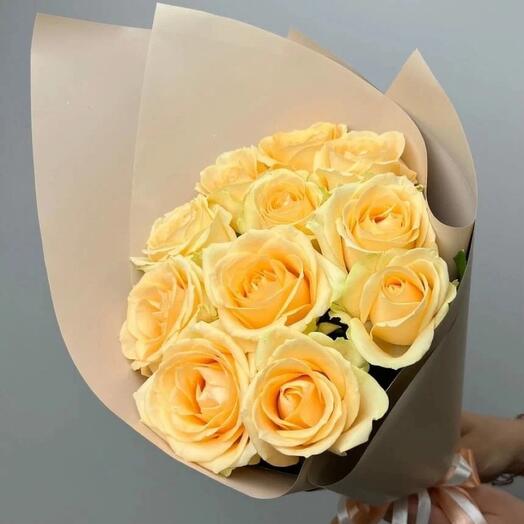 Ramo de 9 rosas de crema con vegetación