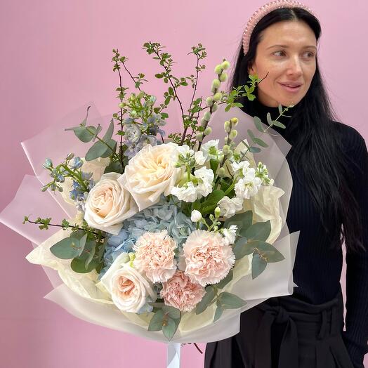 Букет «Прима» с пионовидными Розами и дельфиниумами 🫶🏻💘