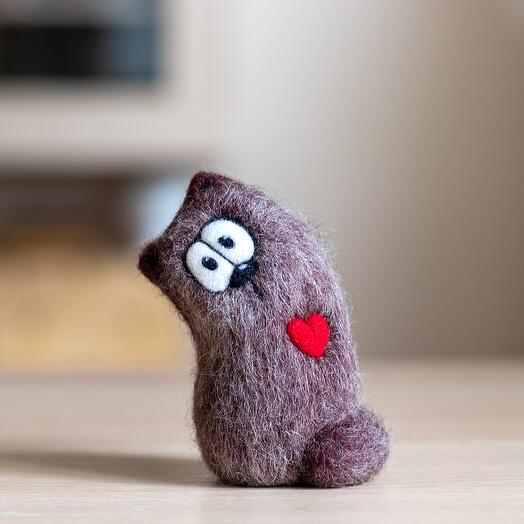 Войлочная игрушка ручной работы Кот-сердцеед