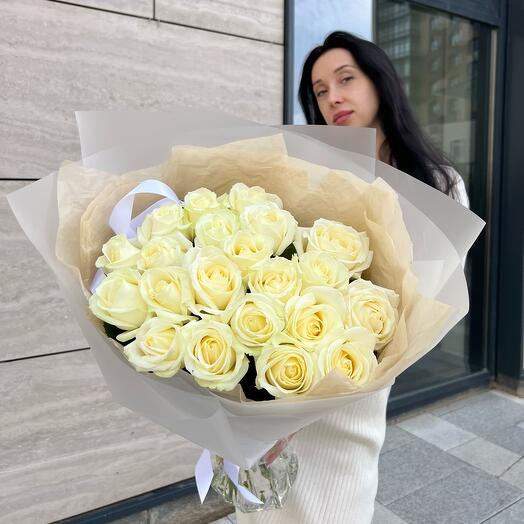 Bouquet of 21 white roses 60 cm in original packaging