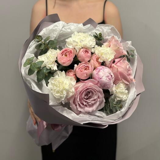 Ramo con peonía y rosas en forma de peonía