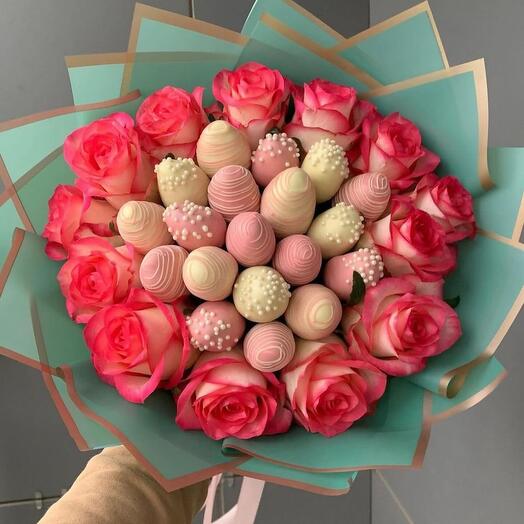 Букет из клубники и цветов