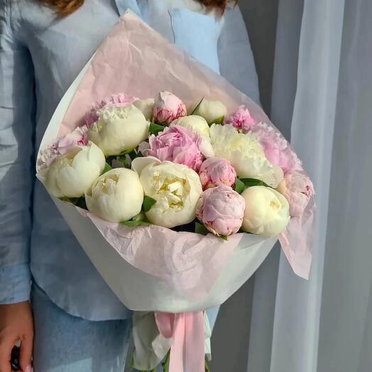 Bouquet of pink and white peonies
