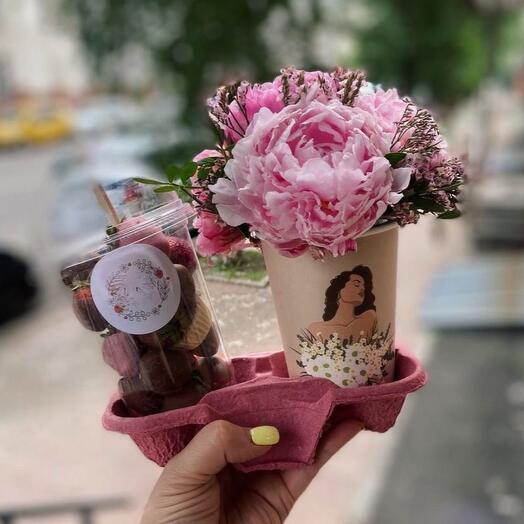 Стакан с пионами и клубникой💗