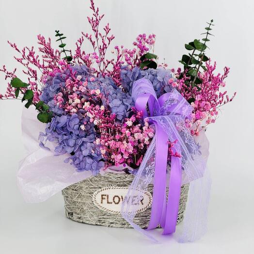 Bouquet estabilizado no en plantador de mimbre