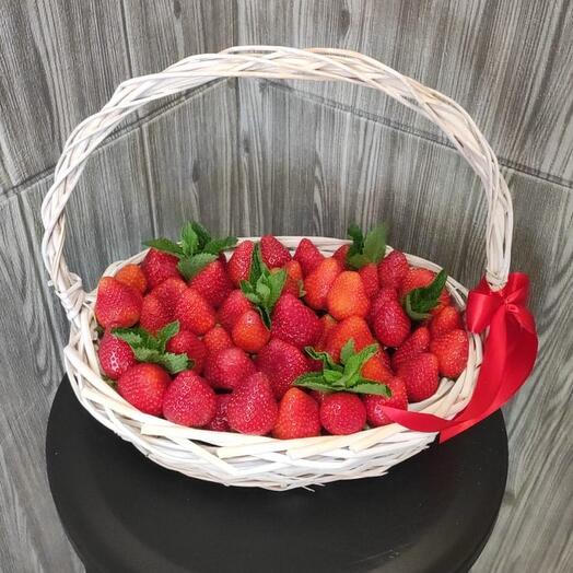 Корзина с клубникой