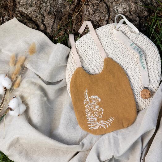 Нагрудник из крапивы ручной работы с вышивкой, куркума