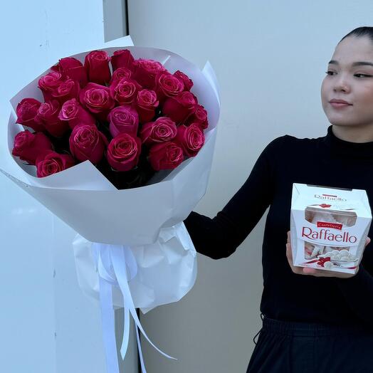 Комбо из 15 малиновых роз и Рафаэло