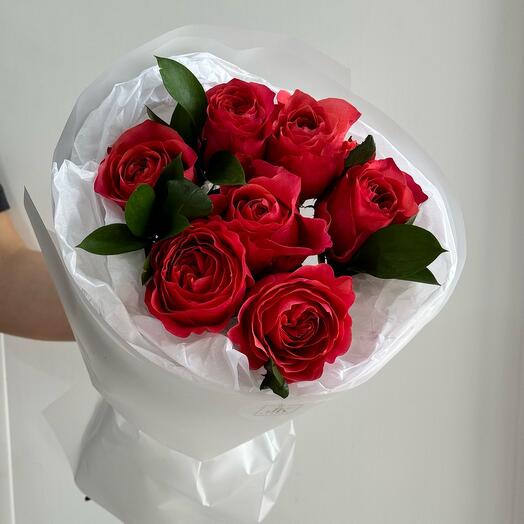 Букет красных пионовидных роз