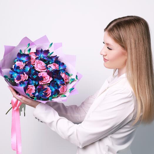 Синие орхидеи и розовые розы XL. Букет 162 ALMOND ROSES