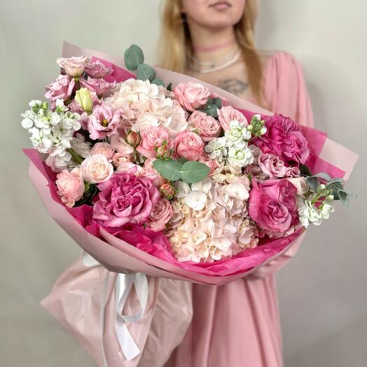 Shrubby and peony-shaped roses, pink eustoma and hydrangeas