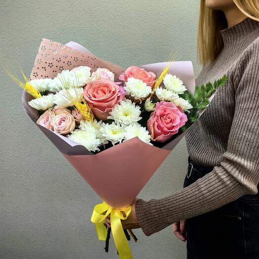 Нежный букет с розами и хризантемами