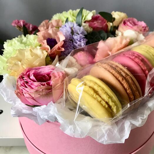 Цветы в коробке с Макаронс