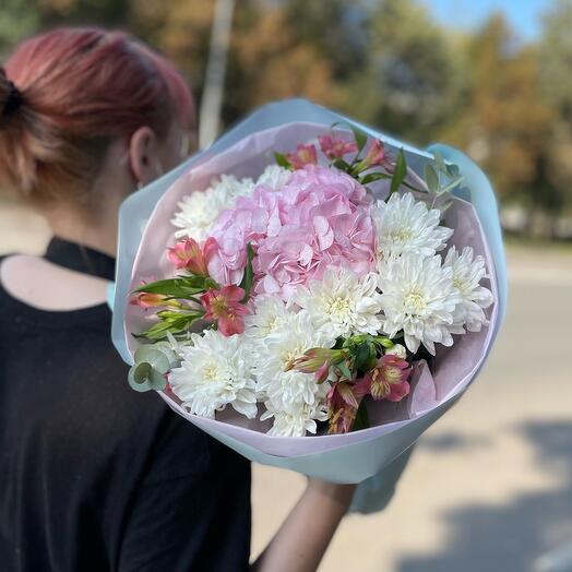 Букет из гортензии, альстромерий и хризантем с эвкалиптом