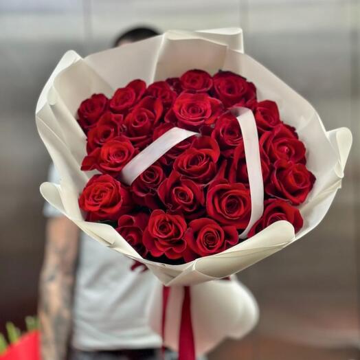 Алые розы 27 шт