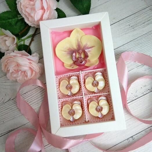 ORCHID chocolate set in white chocolate